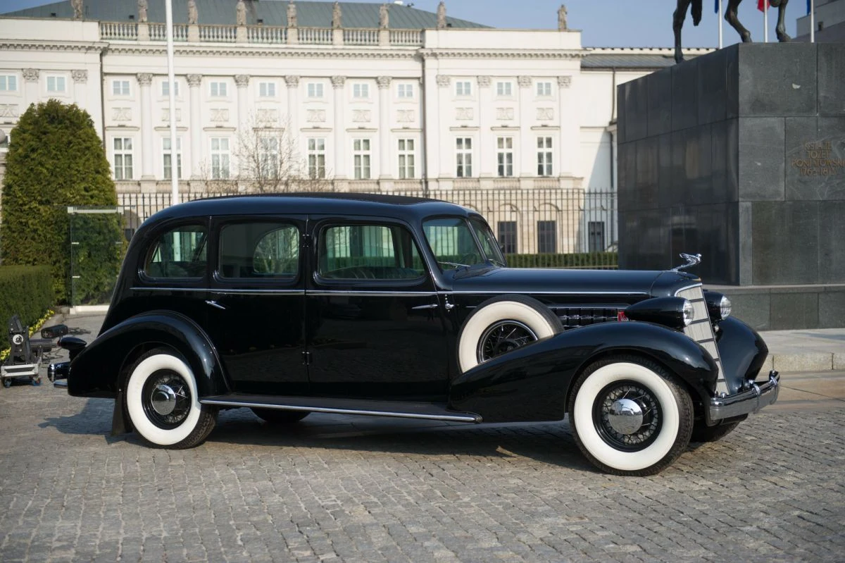 Cadillac 355D powstał na specjalne zamówienie - auto miałoo 10 cm wyższą karoserię, by marszałek Piłsudski nie musiał schylać głowy w czasie wsiadania Cadillac 355D powstał na specjalne zamówienie - auto miałoo 10 cm wyższą karoserię, by marszałek Piłsudski nie musiał schylać głowy w czasie wsiadania