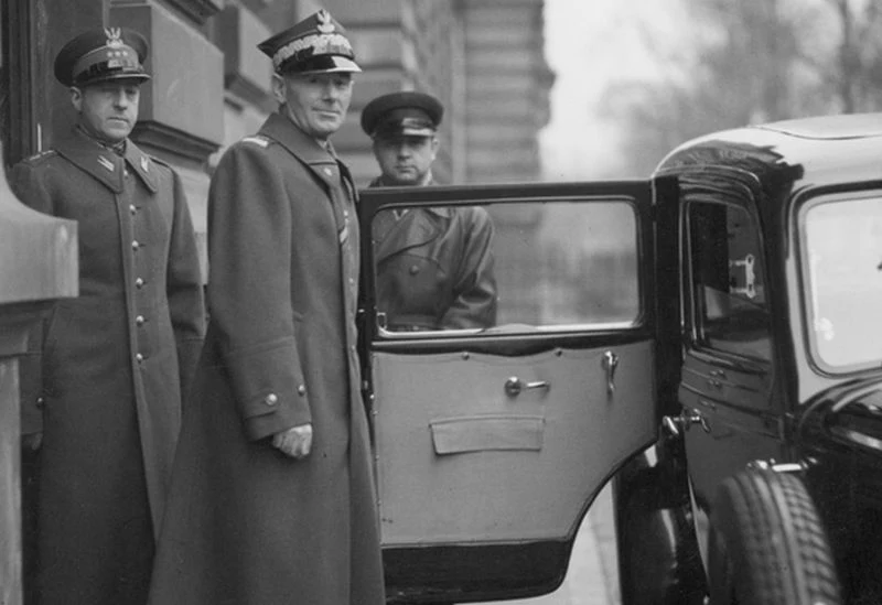Marszałek Edward Rydz-Śmigły w drzwiach służbowego samochodu - styczeń 1931 roku / fotografia z serwisu www.szukajwarchiwach.gov.pl ze zbiorów Narodowego Archiwum Cyfrowego Marszałek Edward Rydz-Śmigły w drzwiach służbowego samochodu - styczeń 1931 roku / fotografia z serwisu www.szukajwarchiwach.gov.pl ze zbiorów Narodowego Archiwum Cyfrowego