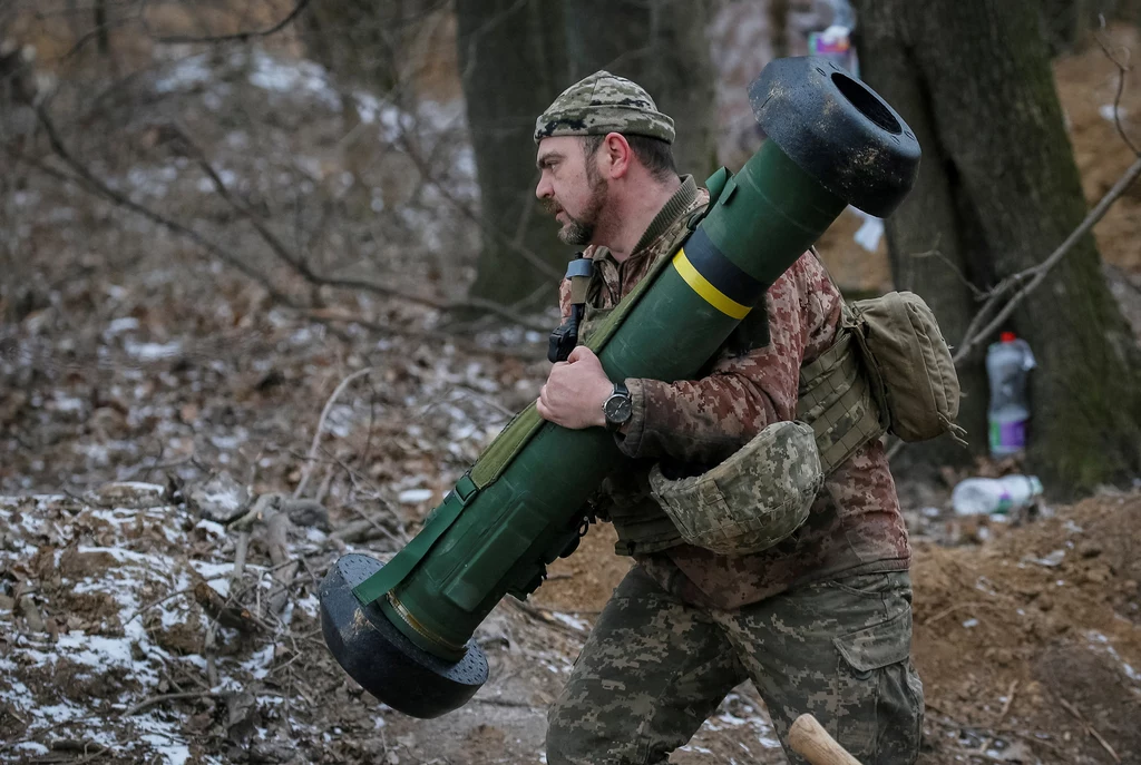    Stinger to pociski przeciwlotnicze, a NLAW i Javelin, przeciwpancerne. Te ostatnie są jedną z ulubionych broni Ukraińców, która skutecznie radzi sobie z rosyjskimi czołgami