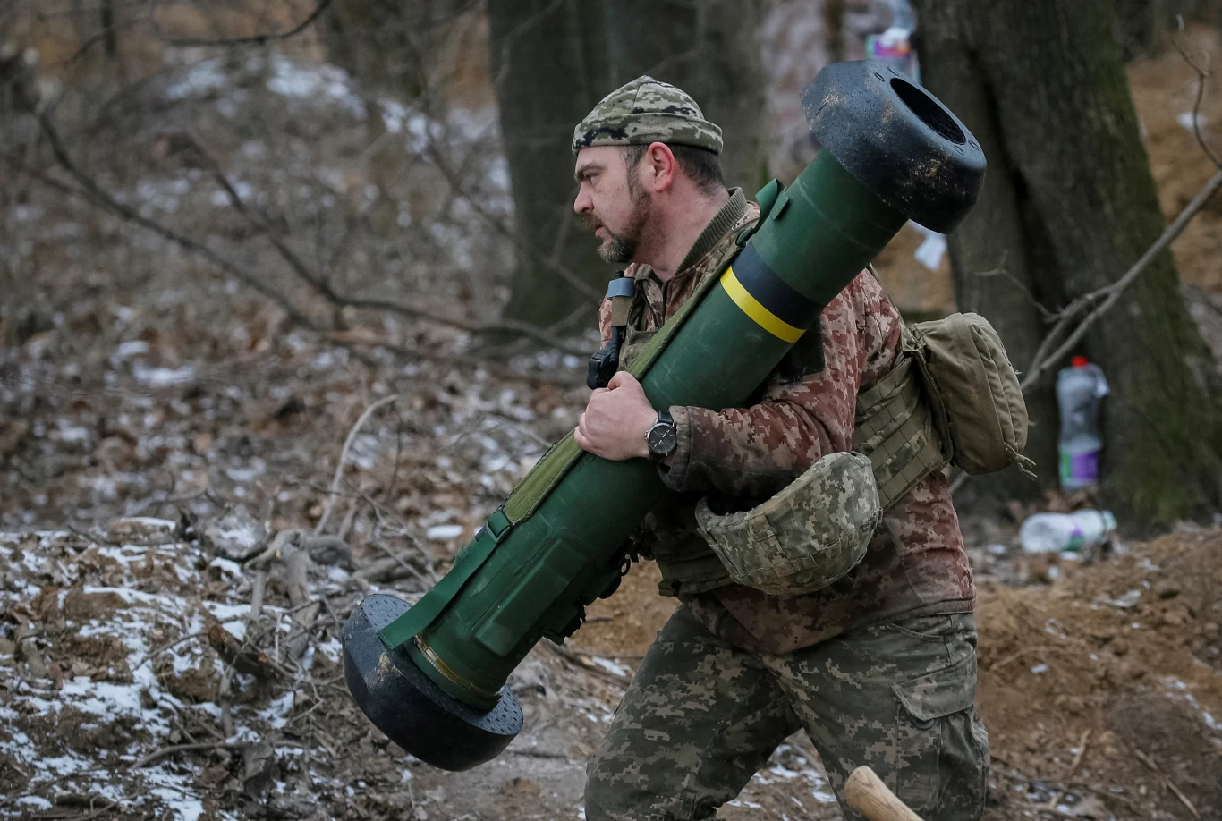 Stinger to pociski przeciwlotnicze, a NLAW i Javelin, przeciwpancerne. Te ostatnie są jedną z ulubionych broni Ukraińców, która skutecznie radzi sobie z rosyjskimi czołgami Stinger to pociski przeciwlotnicze, a NLAW i Javelin, przeciwpancerne. Te ostatnie są jedną z ulubionych broni Ukraińców, która skutecznie radzi sobie z rosyjskimi czołgami