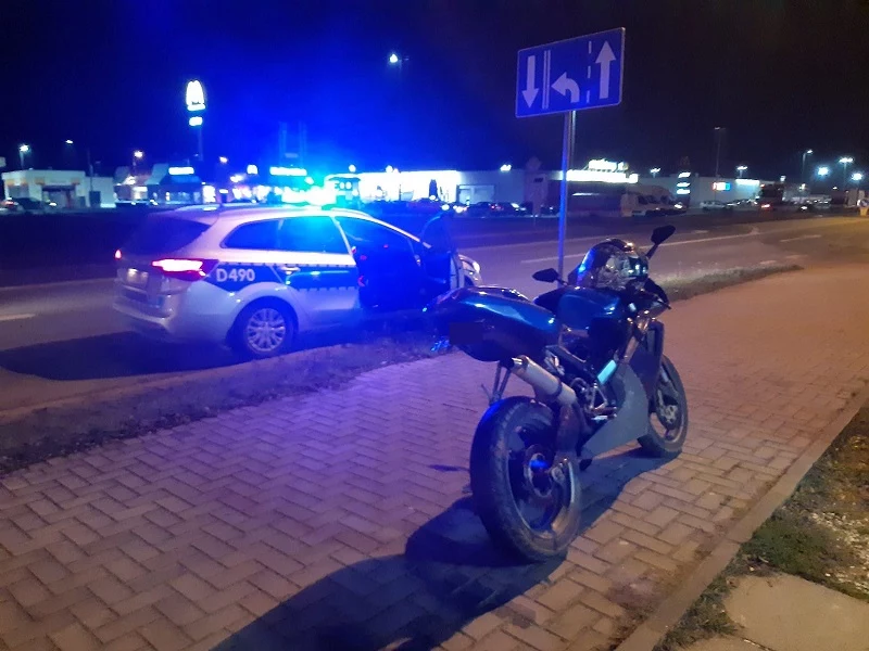 28-latek nie zauważył patrolu, bo "palił gumę" na chodniku