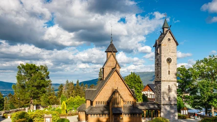 Karpacz co roku cieszy się dużą popularnością wśród turystów. W 2025 przebija jednak nawet Zakopane