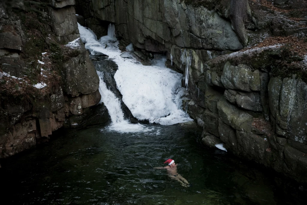 Wodospad Podgórnej cieszy się popularnością także zimą 