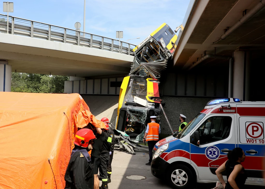Wypadek miejskiego autobusu na wiadukcie przy moście Grota-Roweckiego w Warszawie Wypadek miejskiego autobusu na wiadukcie przy moście Grota-Roweckiego w Warszawie