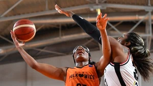 Zawodniczka BC Polkowice Stephanie Mavunga (z lewej) i Cheyenne Parker z Virtus Segafredo Bolonia