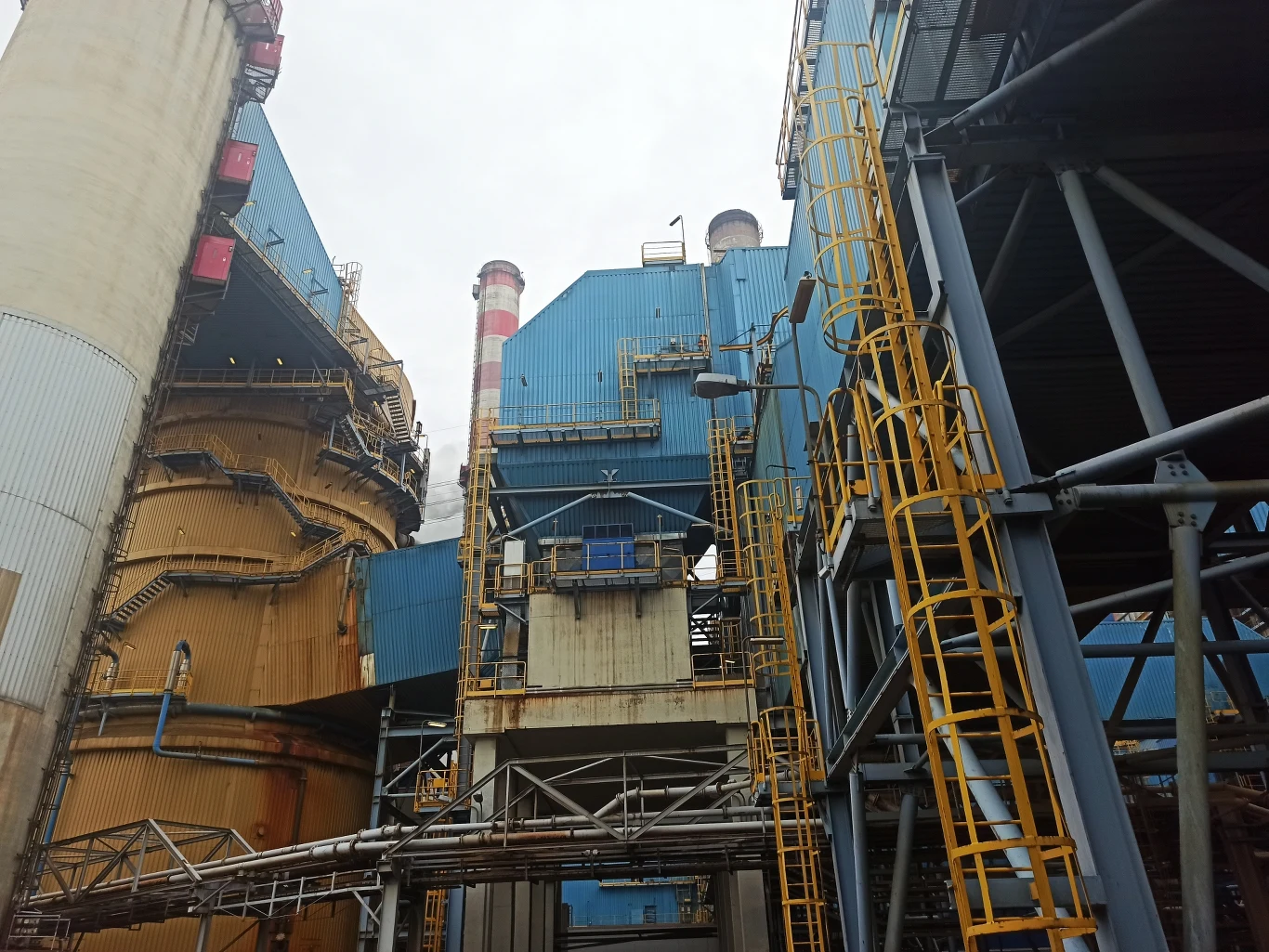 Gąszcz rur i stalowych instrukcji w elektrowni