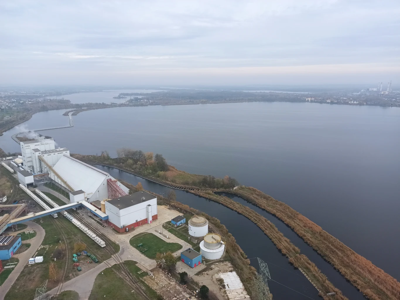 Widok z elektrowni w Pątnowie, z prawej strony jez. Gosławskie