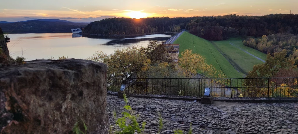 Widok z zamku w Dobczycach na jezioro