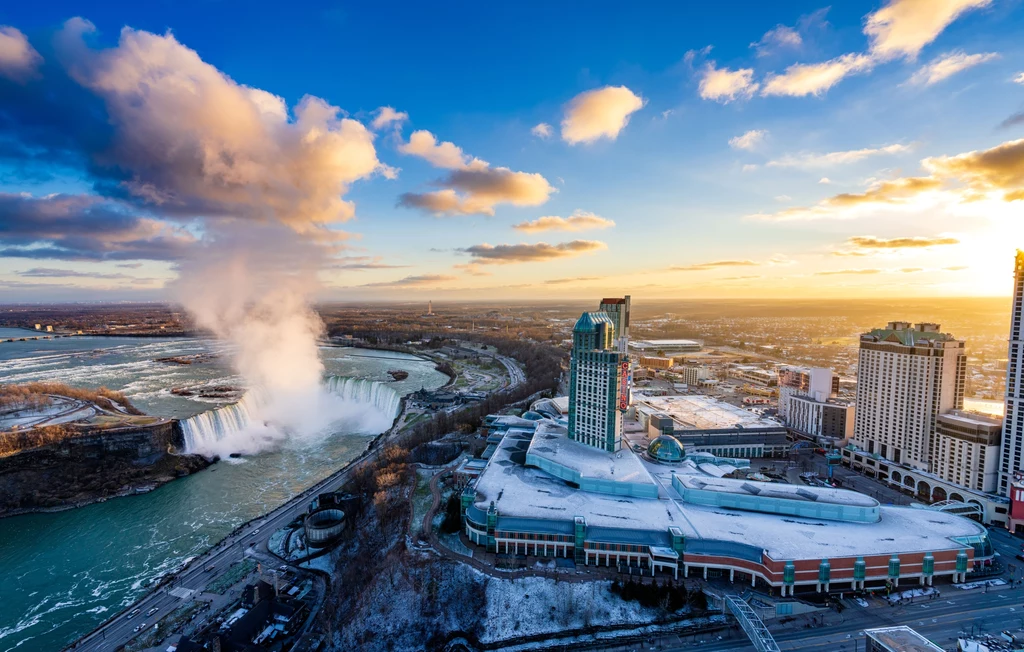 Wodospad Niagara - w rzeczywistości otoczenie jest mniej naturalne