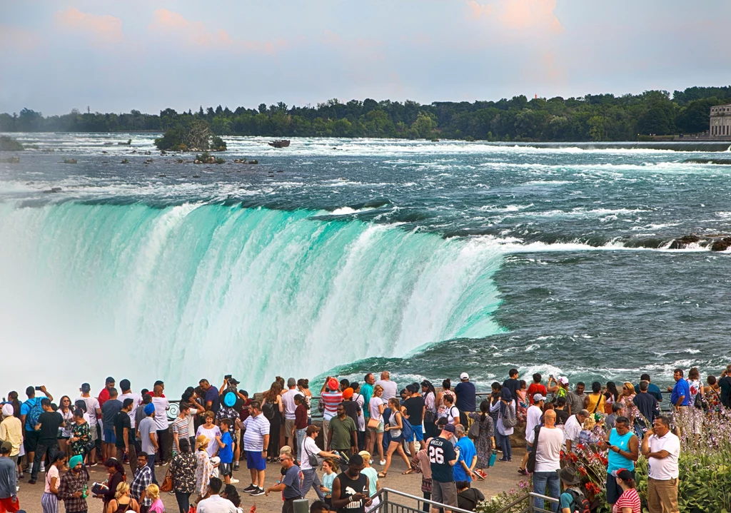 Wodospad Niagara - w rzeczywistości bywa tu dość tłoczno