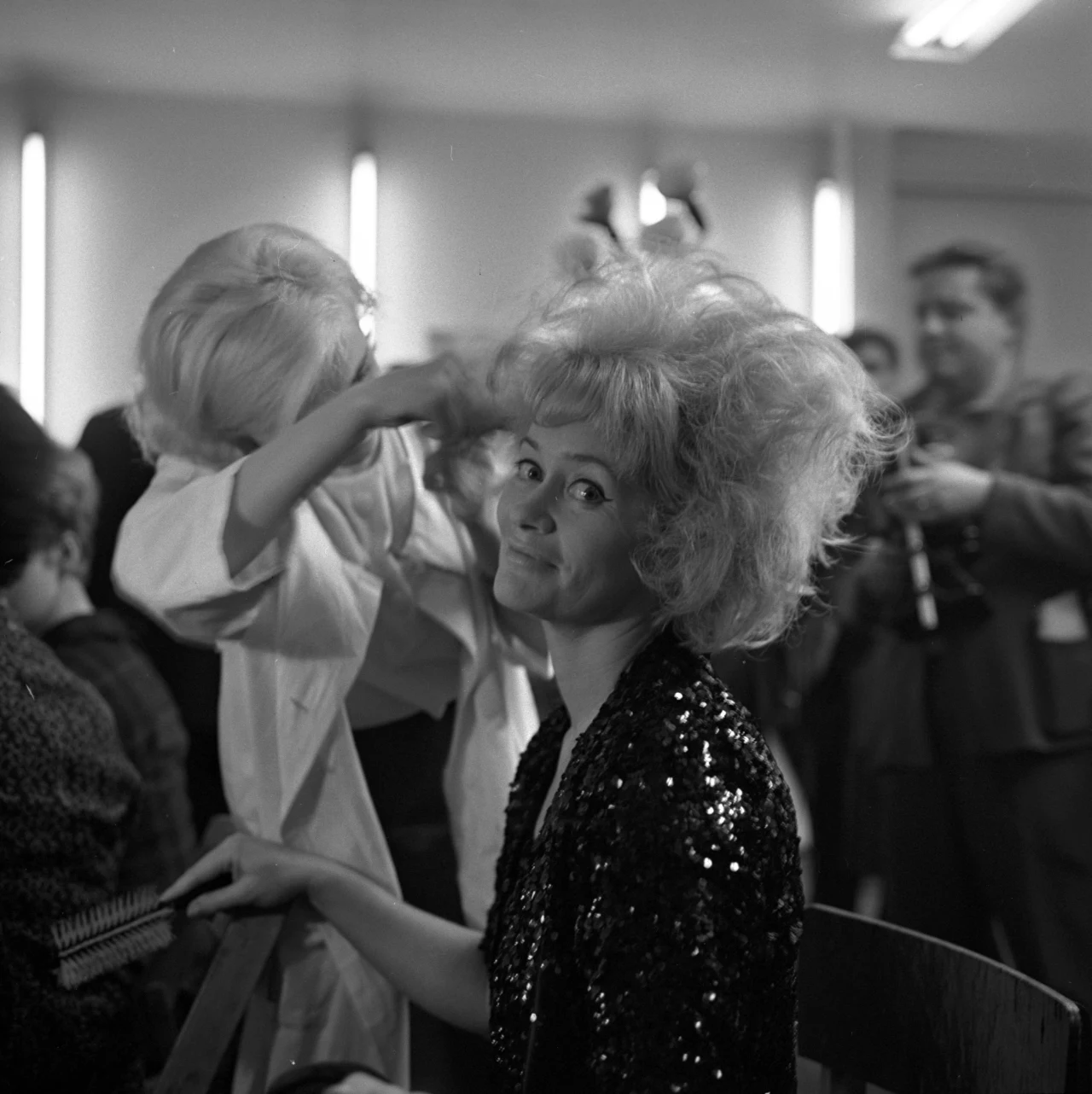 Opole, 06.1965 r. III Krajowy Festiwal Piosenki Polskiej. Alina Janowska w garderobie, przed występem. 