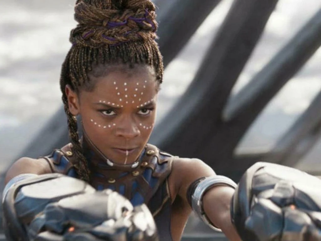 Letitia Wright w scenie z filmu "Czarna Pantera: Wakanda w moim sercu"