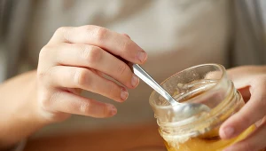 Ma działanie przeciwzakrzepowe i uspokajające. Jak jeszcze działa miód nostrzykowy?