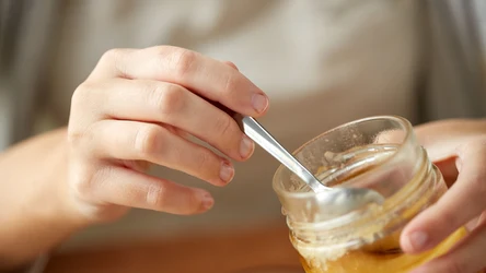 Czy osad na miodzie jest powodem do niepokoju?