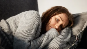 Depresja nie zawsze oznacza smutek. Może zdradzać ją nietypowe zachowanie, nadmierna emocjonalność lub popadanie w nałogi