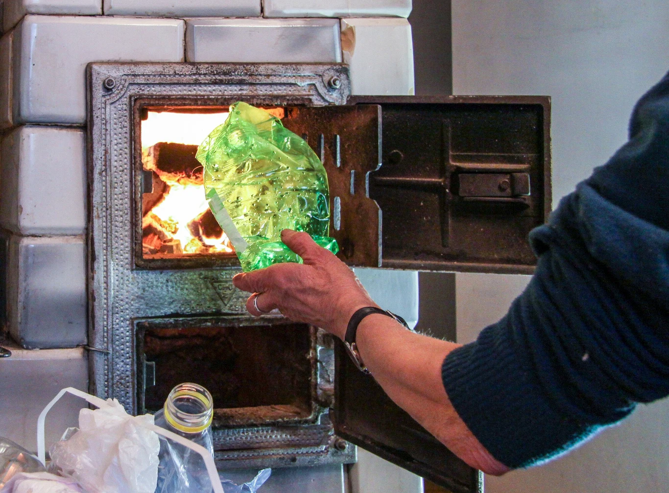 Palenie w piecu śmieciami jest zabronione, bo generuje zanieczyszczenia powietrza. Kary za takie postępowanie sięgają nawet 5 tys. zł