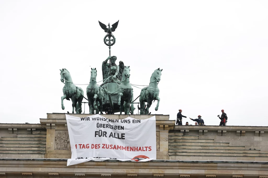 Aktywistki klimatyczne wspięły się w środę na Bramę Brandenburską, aby zachęcić niemiecki rząd do rozmowy na temat zmian klimatycznych