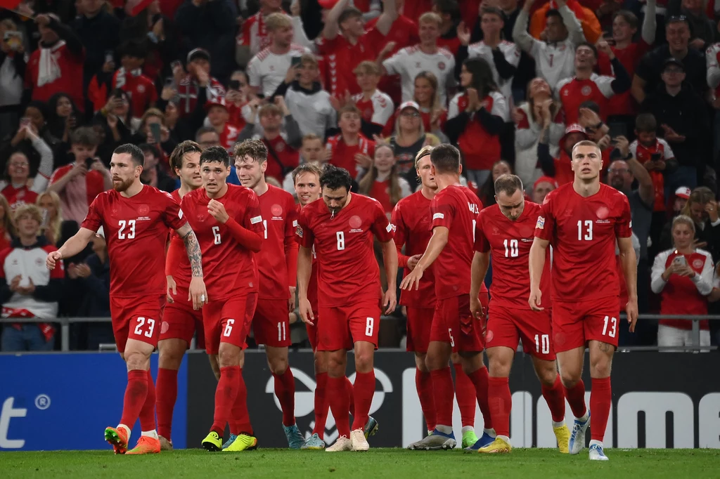 Reprezentacja Danii w piłce nożnej otrzymała oficjalny zakaz od FIFA. "Czerwono-Biali" nie skorzystają z koszulek treningowych z hasłem o prawach człowieka Reprezentacja Danii w piłce nożnej otrzymała oficjalny zakaz od FIFA. "Czerwono-Biali" nie skorzystają z koszulek treningowych z hasłem o prawach człowieka
