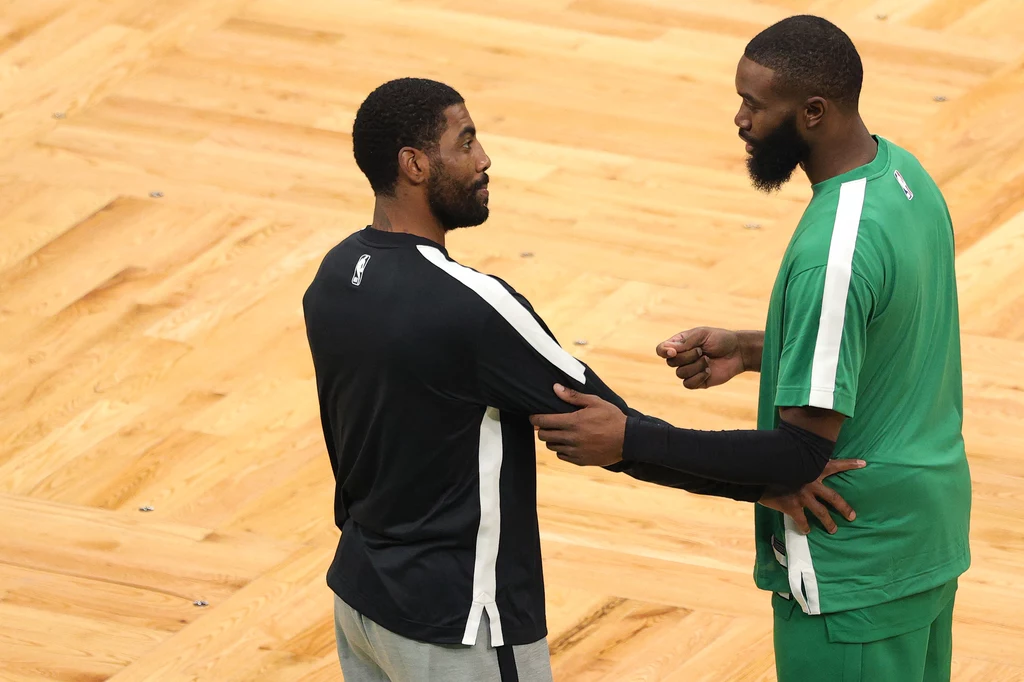 NBA. Jaylen Brown (z prawej) odniósł się do krytyki Kyriego Irvinga ze strony firmy Nike NBA. Jaylen Brown (z prawej) odniósł się do krytyki Kyriego Irvinga ze strony firmy Nike