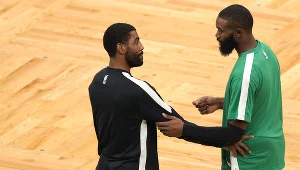 NBA. Jaylen Brown (z prawej) odniósł się do krytyki Kyriego Irvinga ze strony firmy Nike