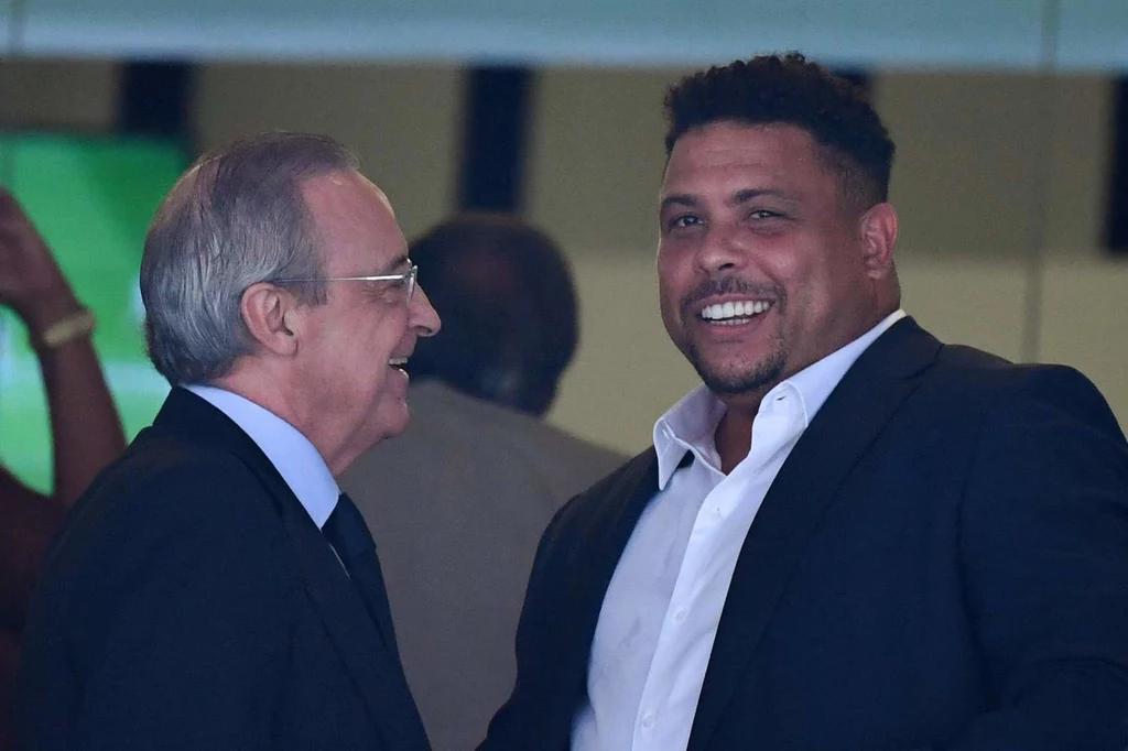 Ronaldo rozważa sprzedaż Realu Valladolid. Na zdjęciu w rozmowie z prezydentem Realu Madryt, Florentino Perezem Ronaldo rozważa sprzedaż Realu Valladolid. Na zdjęciu w rozmowie z prezydentem Realu Madryt, Florentino Perezem