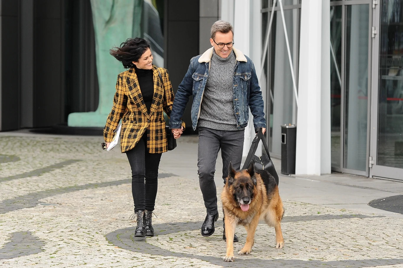 Katarzyna Cichopek i Maciej Kurzajewski z psem Bono w TVP Katarzyna Cichopek i Maciej Kurzajewski z psem Bono w TVP