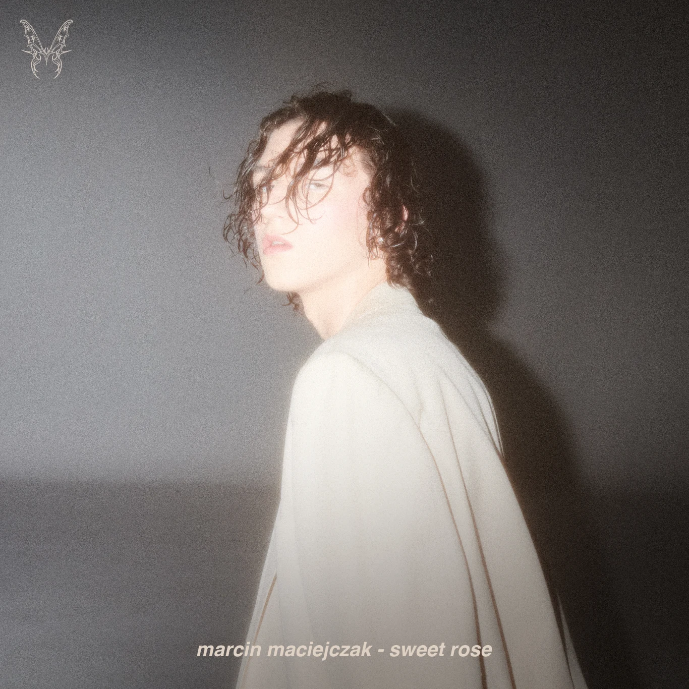 Okładka najnowszego singla Marcina Maciejczaka, "sweet rose"