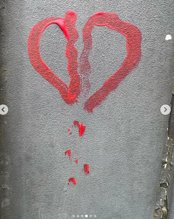Psychofanka Janowskiego maluje serca na domu artysty Psychofanka Janowskiego maluje serca na domu artysty
