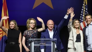 Mark Kelly (w środku) wygrał w Arizonie
