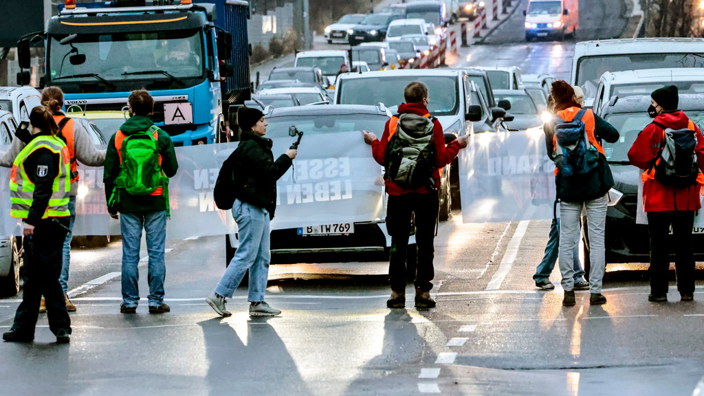 Aktywizm klimatyczny jest popularnym tematem w Niemczech ze względu na nasilone protesty na drogach i w galeriach sztuki