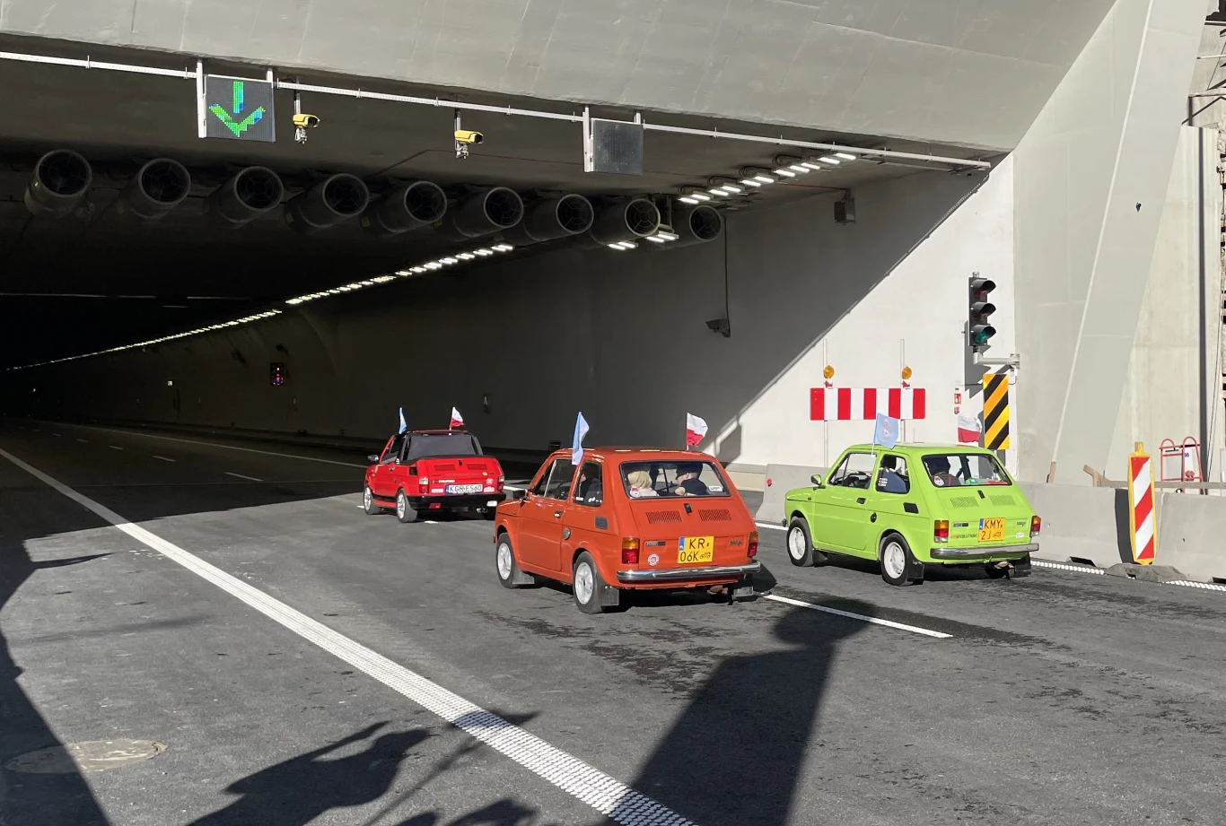 Pierwsze samochody wjeżdżają do tunelu na Zakopiance Pierwsze samochody wjeżdżają do tunelu na Zakopiance