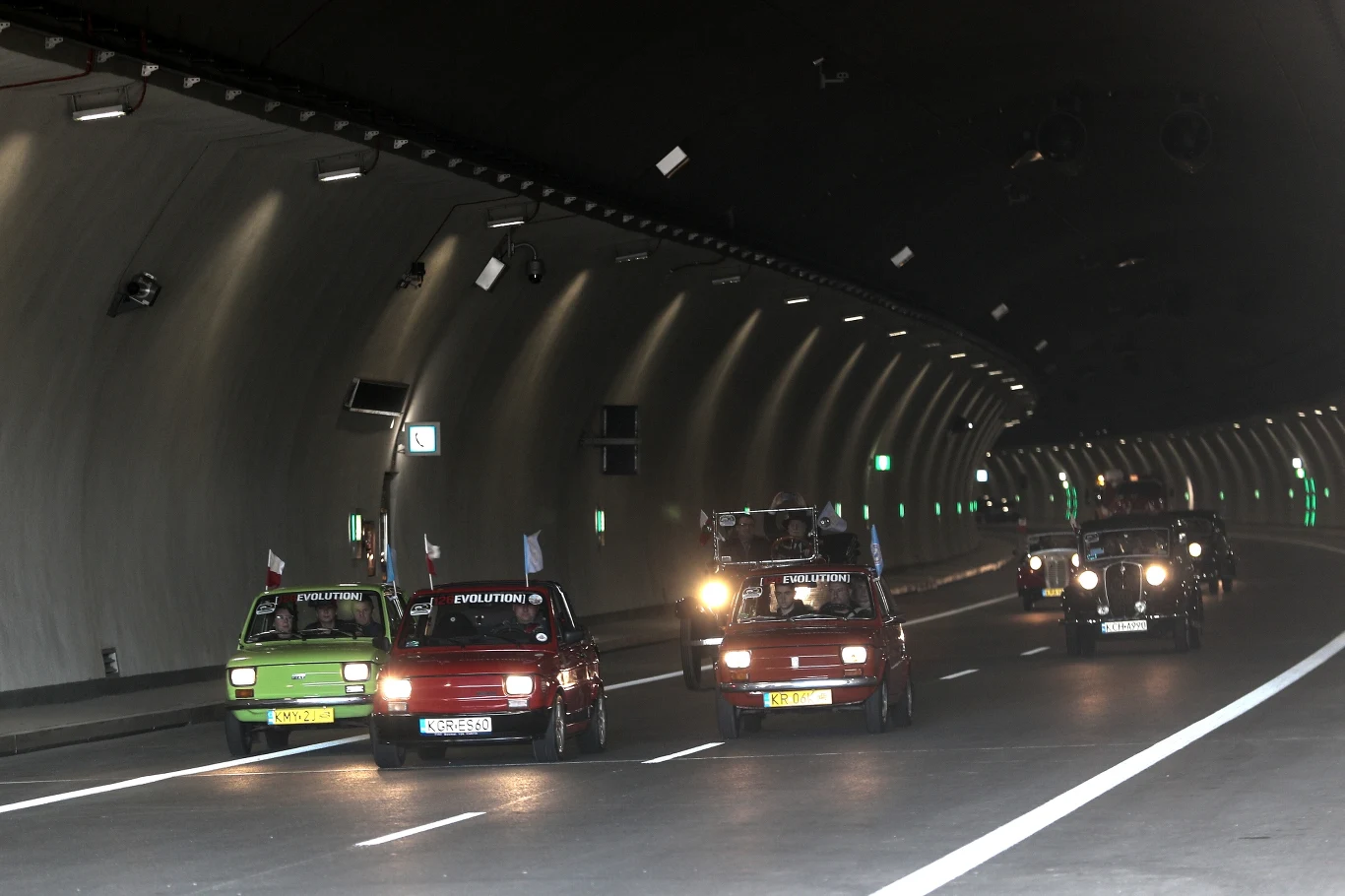 Kolumna zabytkowych samochodów pokonuje tunel na Zakopiance