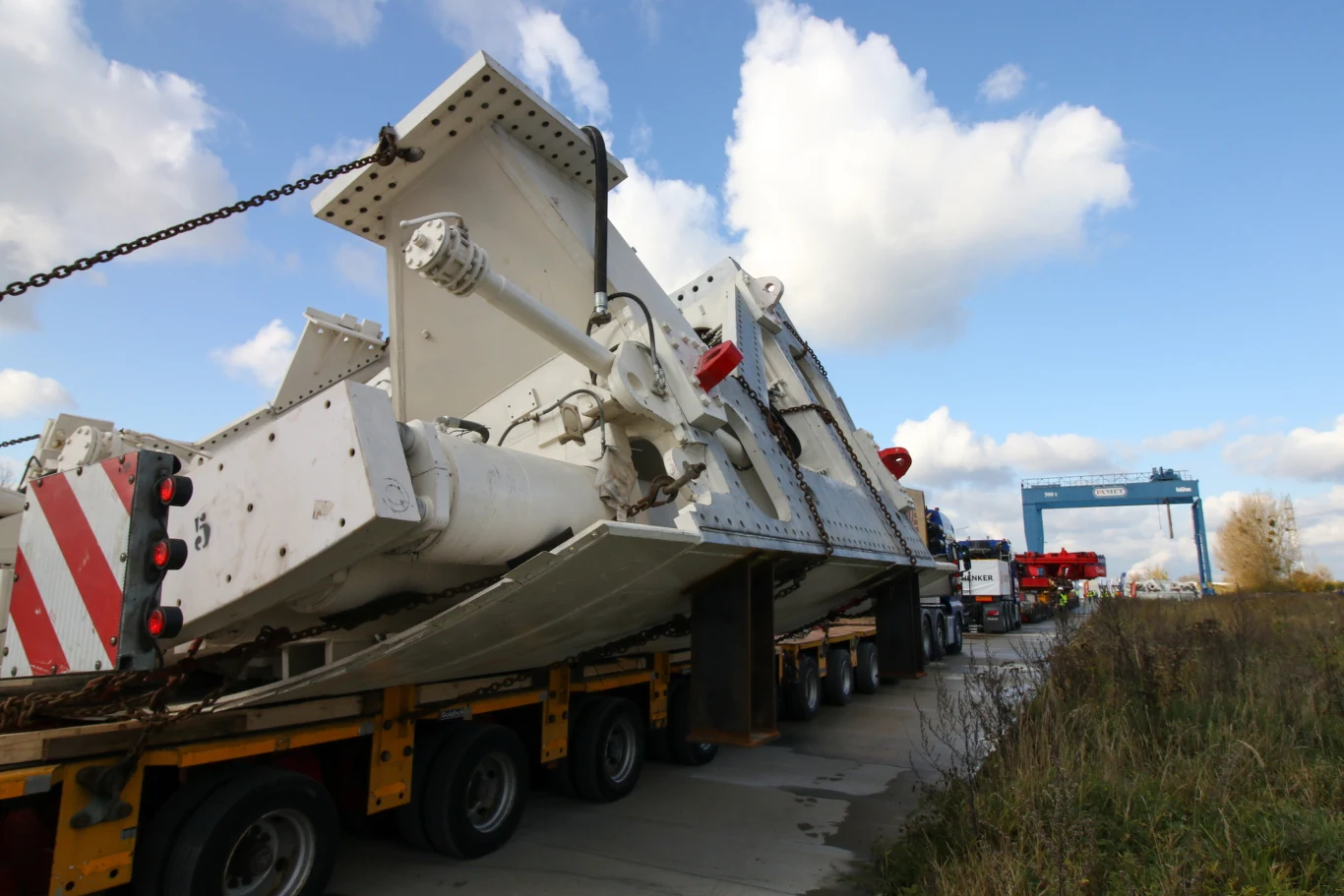 Transport maszyny TBM na budowę drogi S19 koło Rzeszowa