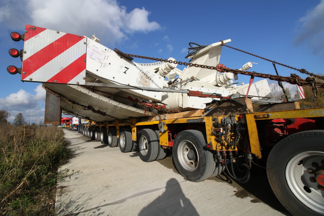 Transport maszyny TBM na budowę drogi S19 koło Rzeszowa