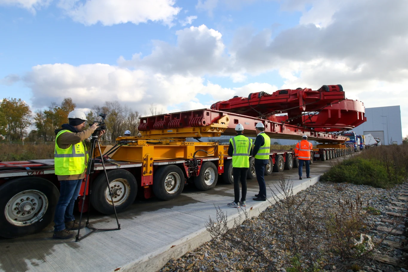Transport maszyny TBM na budowę drogi S19 koło Rzeszowa