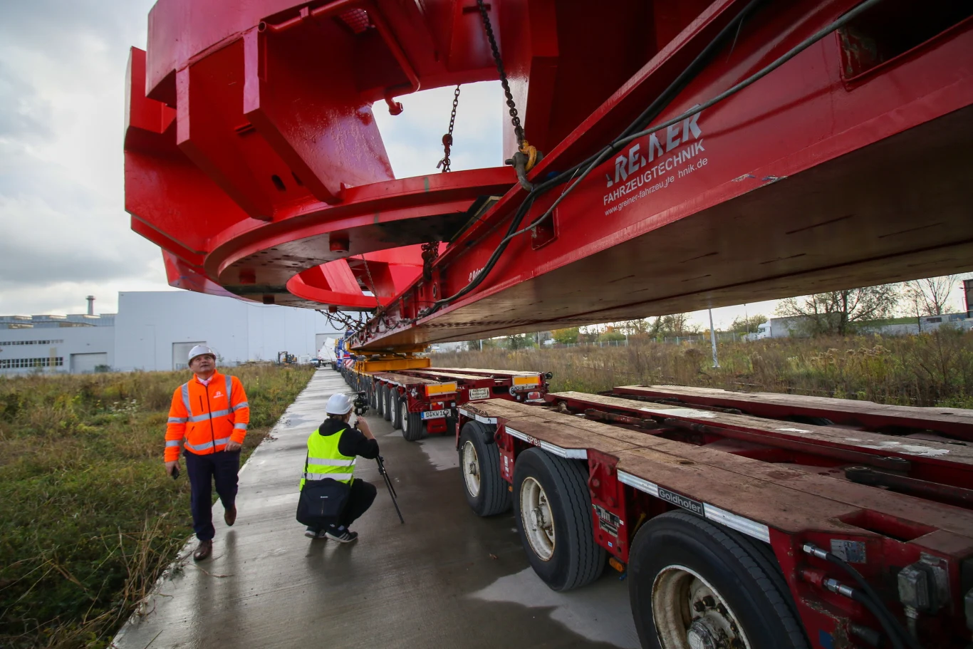 Transport maszyny TBM na budowę drogi S19 koło Rzeszowa