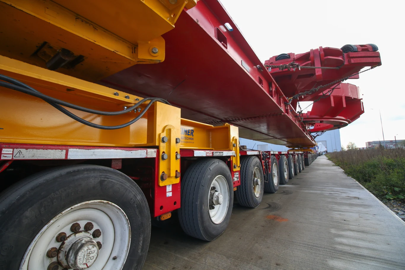 Transport maszyny TBM na budowę drogi S19 koło Rzeszowa