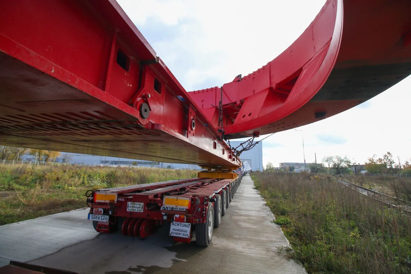 Transport maszyny TBM na budowę drogi S19 koło Rzeszowa