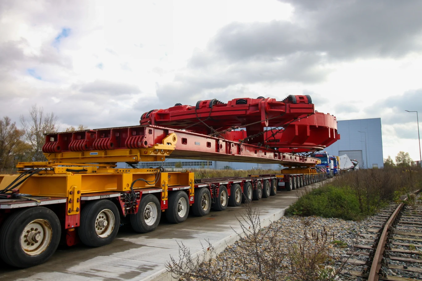 Transport maszyny TBM na budowę drogi S19 koło Rzeszowa