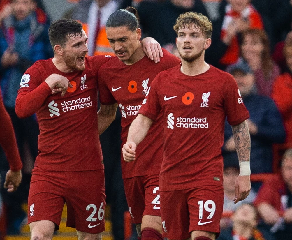Od lewej: Andrew Robertson i Darwin Nunez, którzy zapewnili Liverpoolowi trzy punkty w meczu z Southampton. Na pierwszym planie Harvey Elliott Od lewej: Andrew Robertson i Darwin Nunez, którzy zapewnili Liverpoolowi trzy punkty w meczu z Southampton. Na pierwszym planie Harvey Elliott