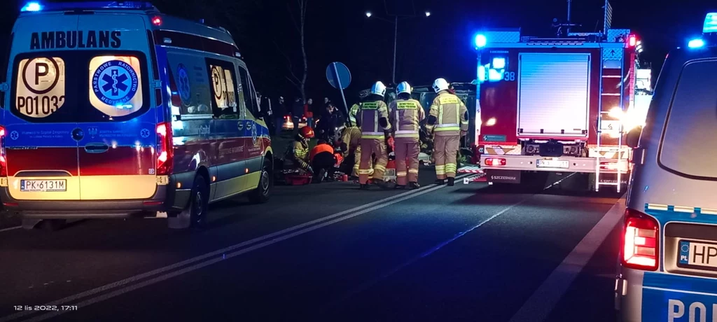Śmiertelny wypadek pod Kaliszem. Zginęła jedna osoba, osiem jest rannych Śmiertelny wypadek pod Kaliszem. Zginęła jedna osoba, osiem jest rannych