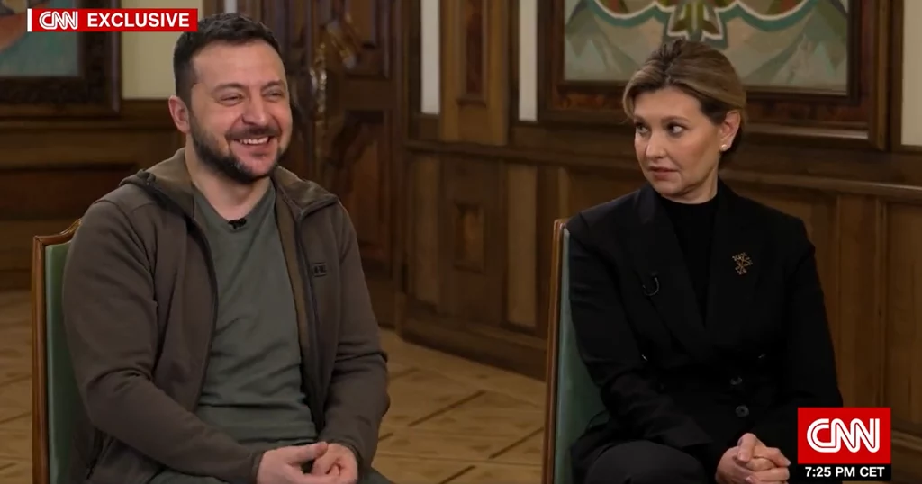 Ołena groźnie spojrzała na męża. Kadr z wywiadu dla CNN Ołena groźnie spojrzała na męża. Kadr z wywiadu dla CNN