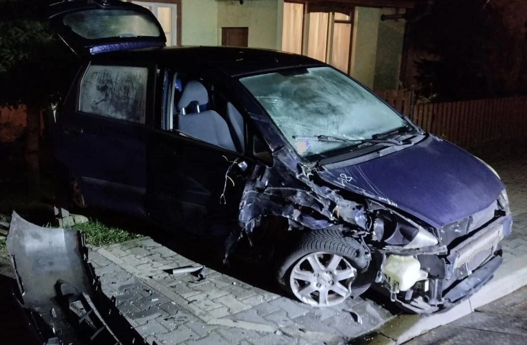 Zaparkowana Honda dość mocno ucierpiała