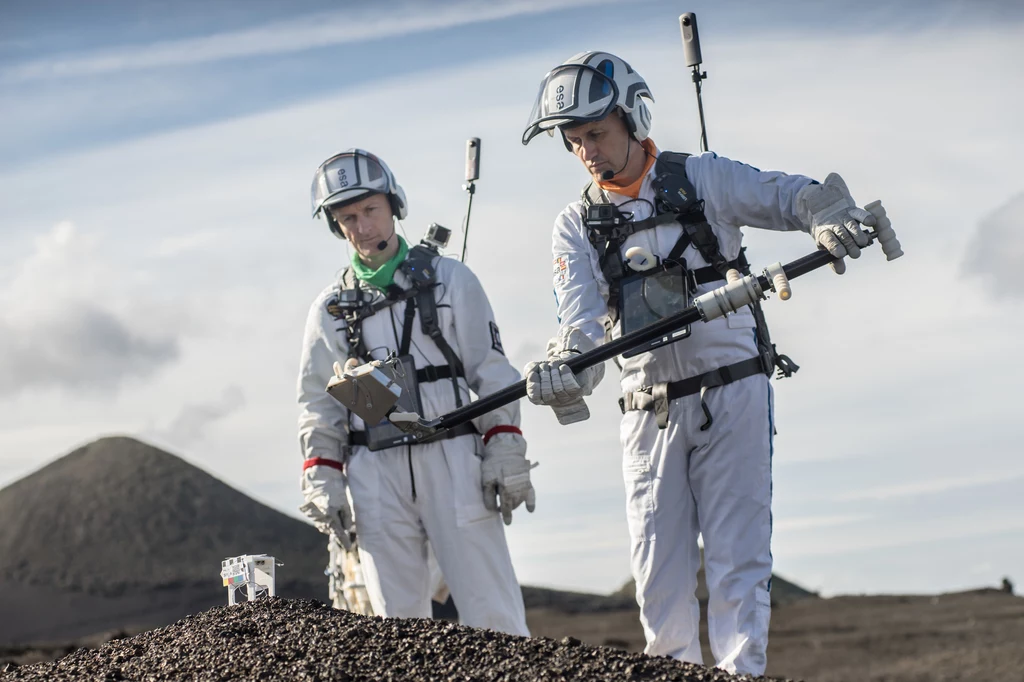 Astronauci ESA uczą się pobierać i analizować próbki skał i gleb w terenie