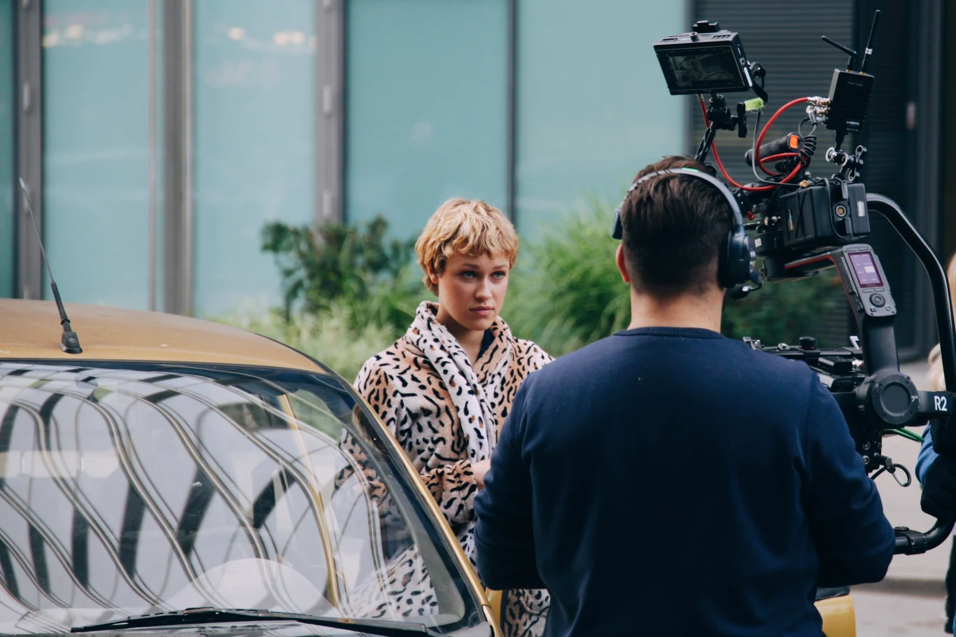 Główną bohaterką jest Inez (w tej roli Helena Englert). To młoda, aspirująca dziennikarka, która marzy o miłości i etacie w prestiżowym wydawnictwie. Gdy już trafi do wyśnionego raju, problemy zaczną się mnożyć. Co więcej, u jej boku pojawi się aż dwóch przystojnych mężczyzn. Obaj tajemniczy i nieobliczalni.