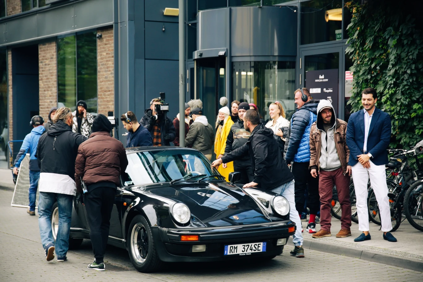 W "Pokusie" młoda kobieta brutalnie zderzy się ze światem osób z pierwszych stron gazet i plotkarskich portali. Wda się w romans z szefem, a także wpadnie w oko przystojnego piłkarza. Przy okazji Inez zacznie prowadzić śledztwo, którego rezultaty przekroczą jej najśmielsze oczekiwania. W pewnym momencie dziennikarka znajdzie się w potrzasku.