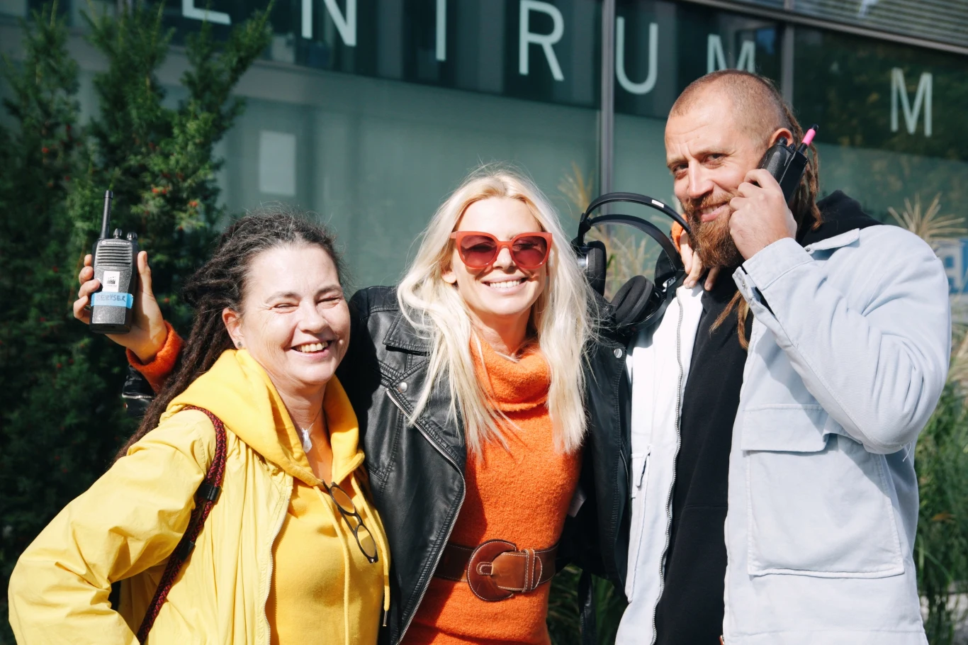 Autorka książki i scenariusza w "Pokusie" zagrała niewielki, ale niezwykle intrygujący epizod: szefową prostytutek. "Aktorką nigdy nie będę. Dla mnie to przygoda i zabawa. Ale gdybym od początku wiedziała, że wystąpię w ekranizacji swojej powieści, to dopisałabym w scenariuszu sceny erotyczne mojej bohaterki z Andreą Pretim" - dodała żartobliwie Folwarska.