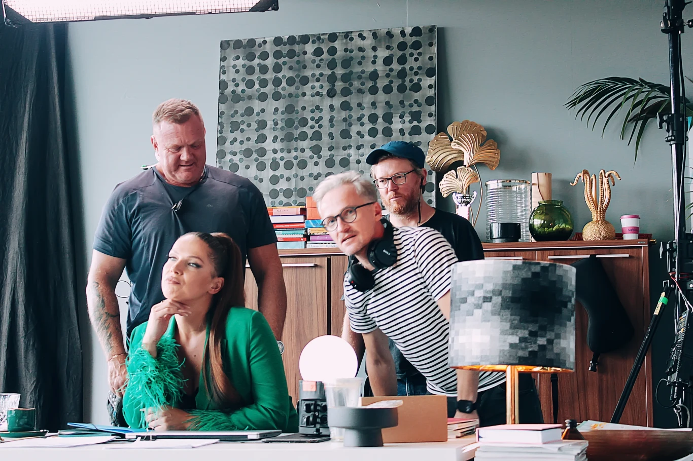 Fabuła "Pokusy" została rozszerzona o sceny erotyczne, których w powieści zabrakło. "Książka była dystrybuowana w różnych miejscach, dlatego przeszła przez cenzurę. Większa część scen rozbieranych została więc wycięta. Ale spokojnie, skorzystałam z nich przy pisaniu scenariusza filmu. Ponieważ film rządzi się swoimi prawami, mogłam sobie pozwolić na znacznie więcej" - dystrybutor Monolith Film przytacza słowa Folwarskiej.