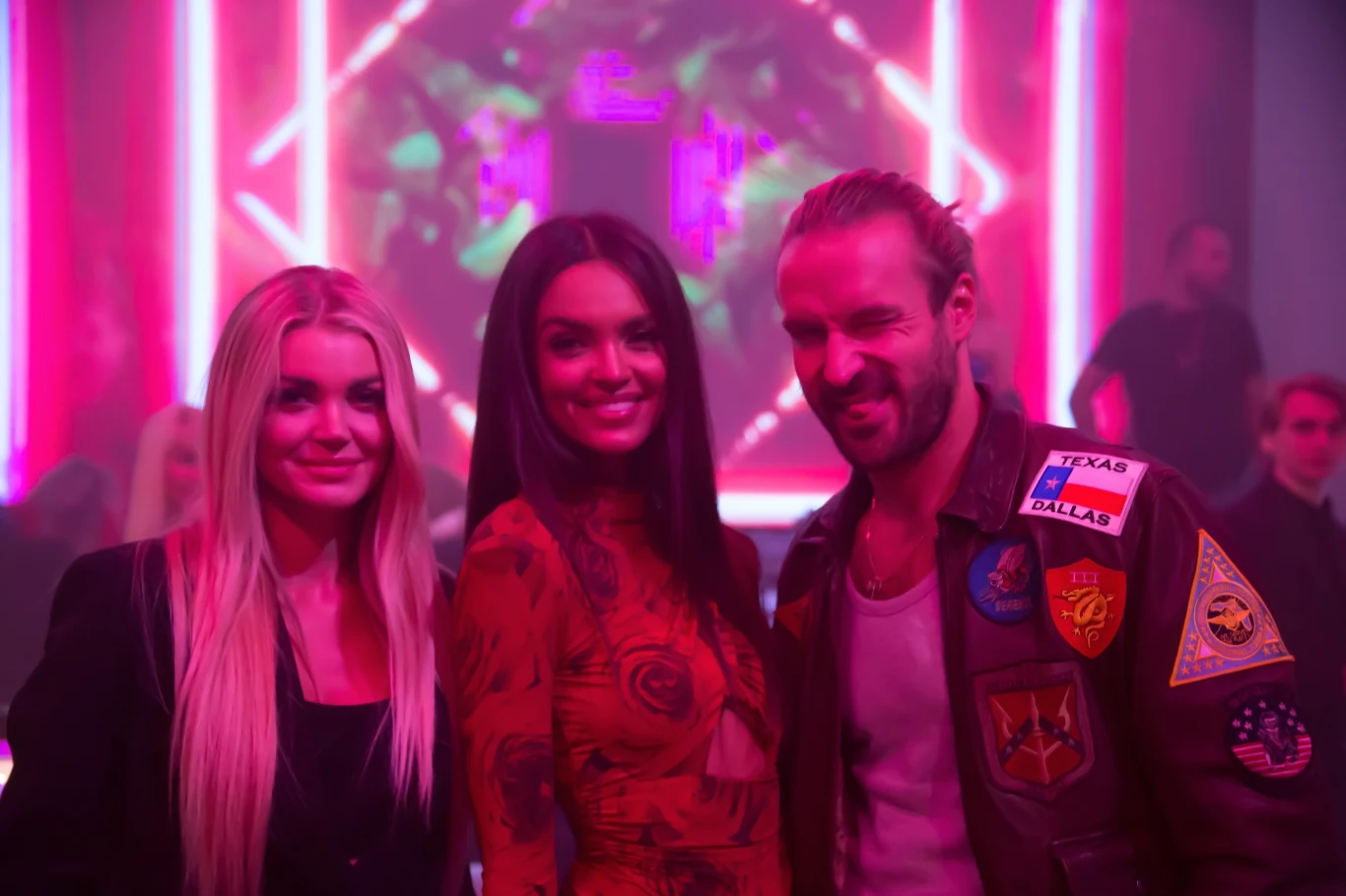 "'Pokusa' oparta jest na faktach. Pisząc książkę pod tym samym tytułem, a potem scenariusz do filmu, czerpałam ze swoich przeżyć i doświadczeń. Korzystałam też z opowieści osób, które bardzo dobrze znam i im ufam. W filmie widz znajdzie zakazany uczucia, skandale, emocje, intrygi i tajemnice. To taka 'Pokusa' bez cenzury" - przyznała Edyta Folwarska, która jest dziennikarką i autorką bestsellerowych książek. 