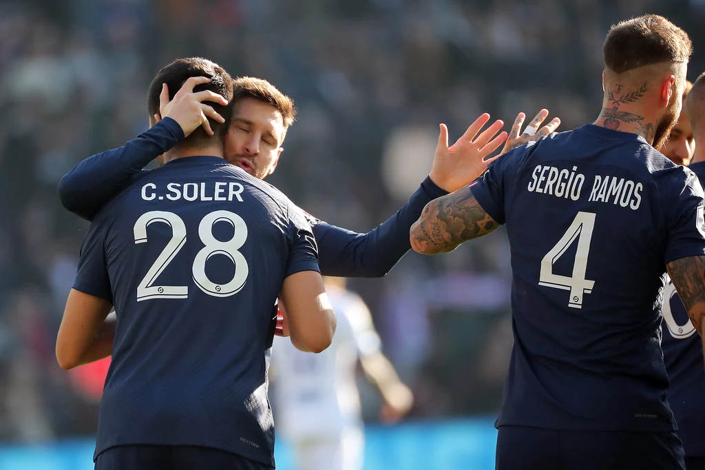 Carlos Soler, czyli strzelec jeden z bramek i Lionel Messi